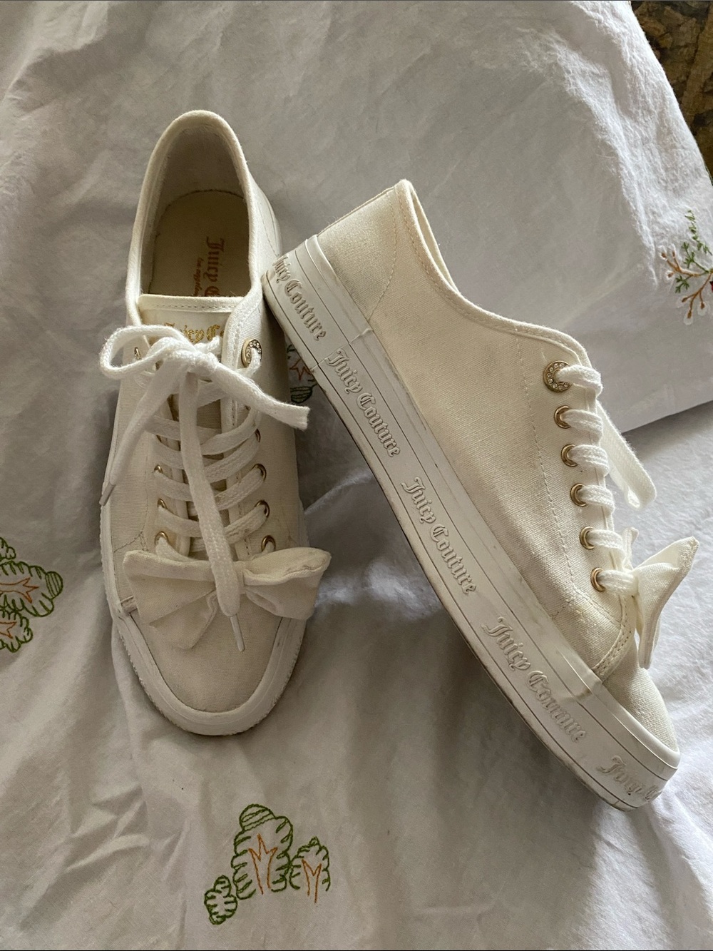 Juicy Couture Women's Cream Canvas Bow Lace-Up Sneakers size 10